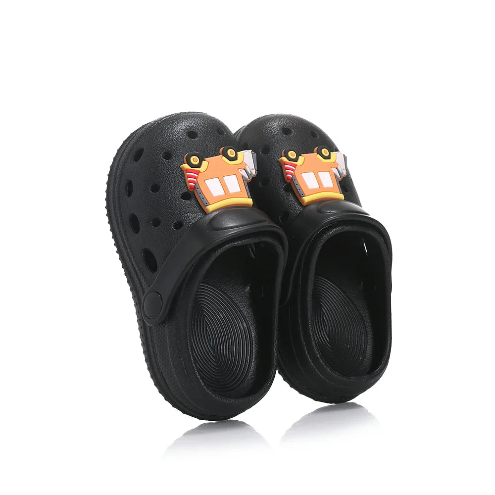 Claquette enfant - Modèle Croks – sandales noires avec motif de camion, légères et respirantes, parfaites pour les jeux d'été.