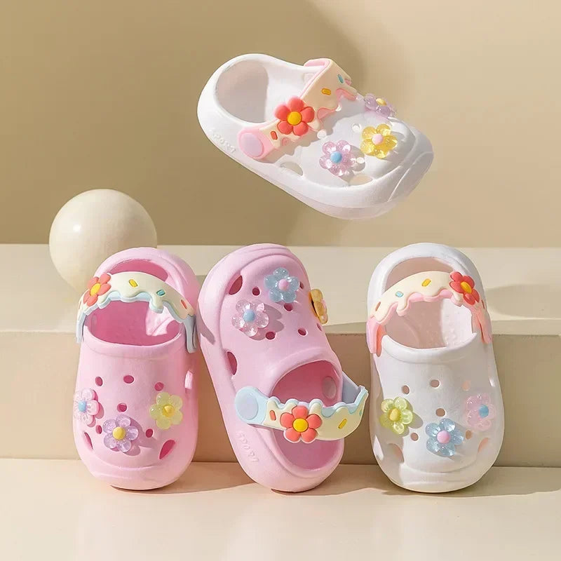 Claquette enfant - Modèle Flowers – trois claquettes colorées avec motifs floraux, en mesh respirant, présentées sur un fond neutre.