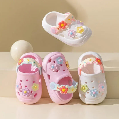 Claquette enfant - Modèle Flowers – trois claquettes colorées avec motifs floraux, en mesh respirant, présentées sur un fond neutre.