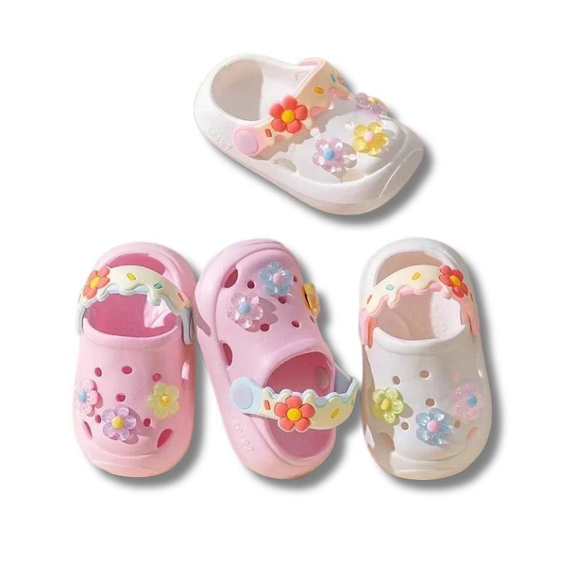 Claquette enfant - Modèles Flowers – vue de dessus des claquettes roses et blanches avec motifs floraux colorés, en matériau imperméable