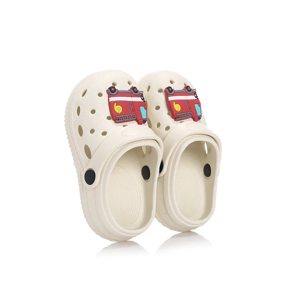 Claquette enfant - Modèle Croks – Claquettes blanches avec motif de camion de pompiers, légères et respirantes, vue de face.