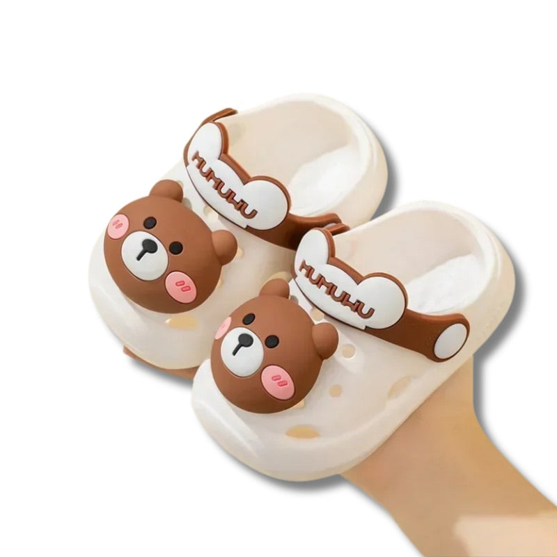 Claquette enfant - Modèle Bear – sandales blanches avec motif ours marron et détails colorés, conçues pour le confort et la sécurité des petits.
