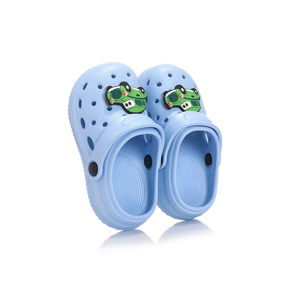 Claquette enfant - Modèle Croks – vue de face des claquettes bleues avec motif de voiture, en matière imperméable et semelle antidérapante