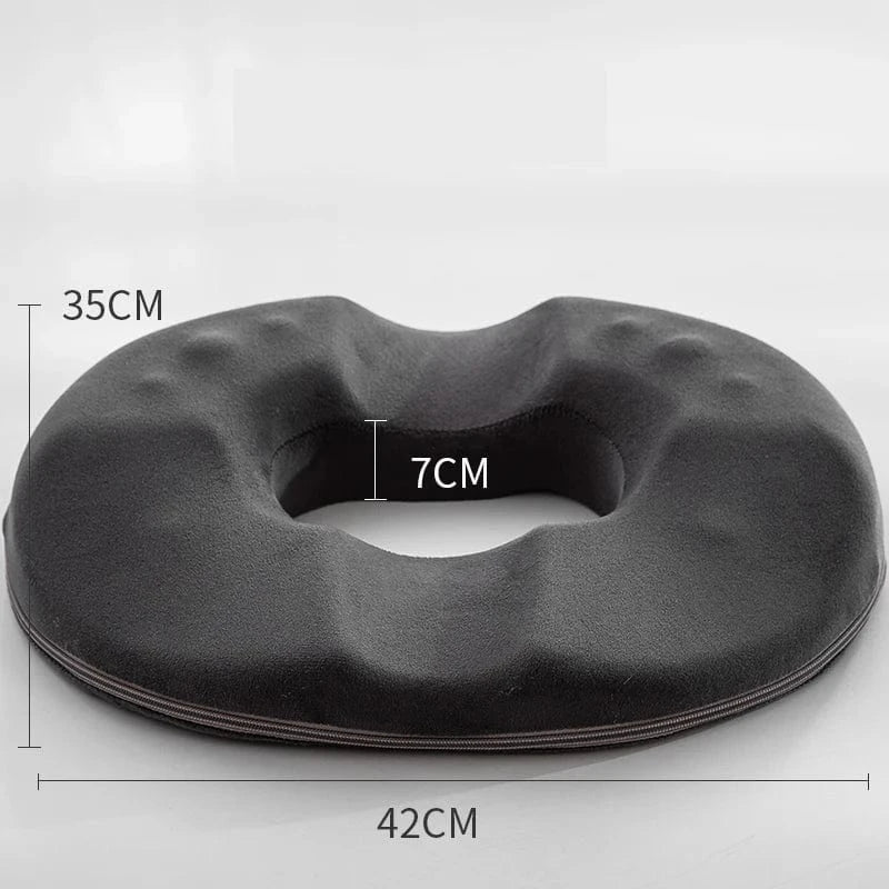 Coussin Ergonomique Lombaire en Relief avec Trou Central pour Homme – coussin noir en forme de donut avec dimensions de 42 cm et 35 cm visibles