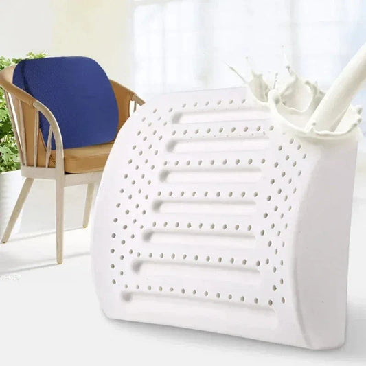 Coussin Orthopédique Dos en Latex – coussin blanc avec perforations pour la respirabilité, posé sur une chaise en bois, vue de face