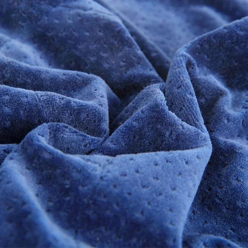 Coussin Orthopédique Dos en Latex – Détail de la texture douce et veloutée en bleu, mettant en avant la matière hypoallergénique.