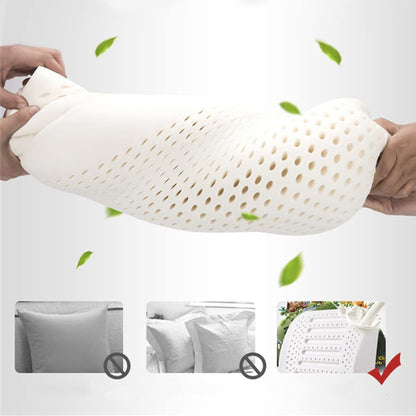 Coussin Orthopédique Dos en Latex – Vue du coussin blanc en latex, flexible et perforé, manipulé par deux mains pour montrer sa souplesse.