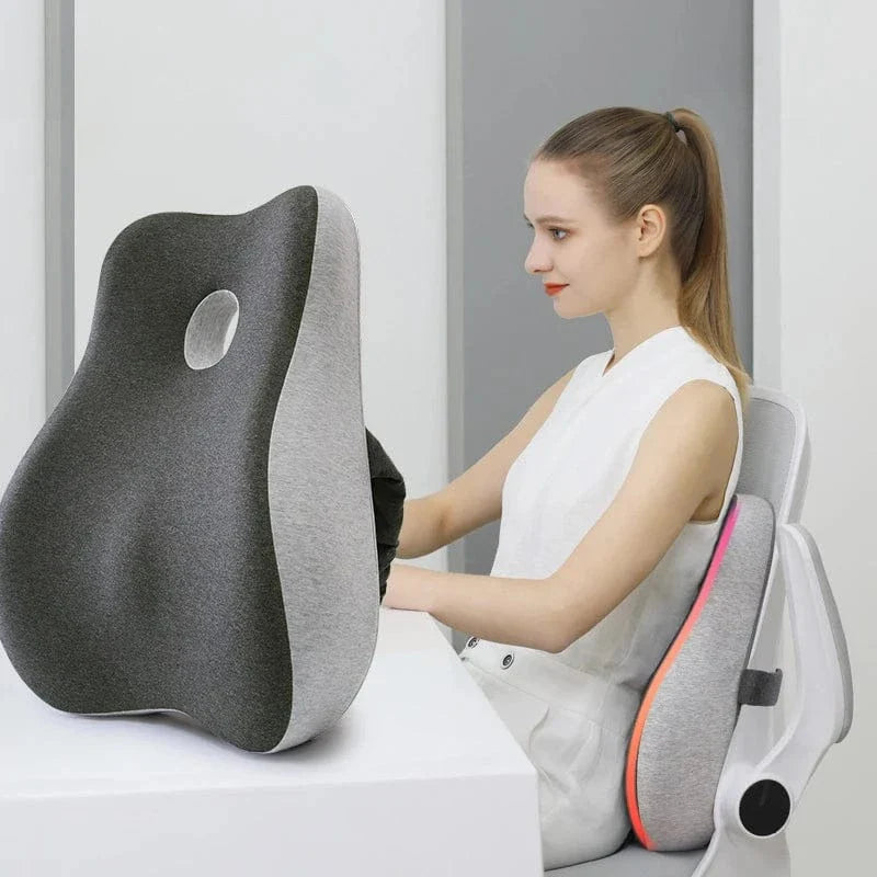 Coussin Orthopédique Dos en Mousse à Mémoire de Forme et Respirant – Vue latérale du coussin gris, utilisé par une femme assise à un bureau.