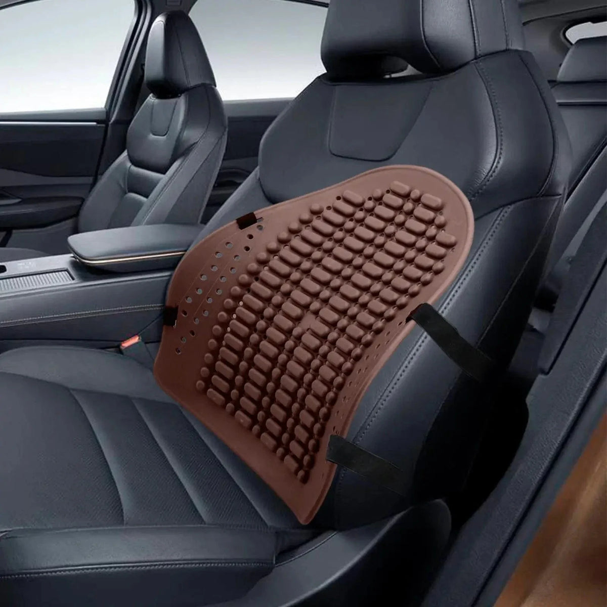 Coussin Orthopédique Dos en Plastique – coussin ergonomique marron avec texture en relief, fixé sur un siège de voiture.