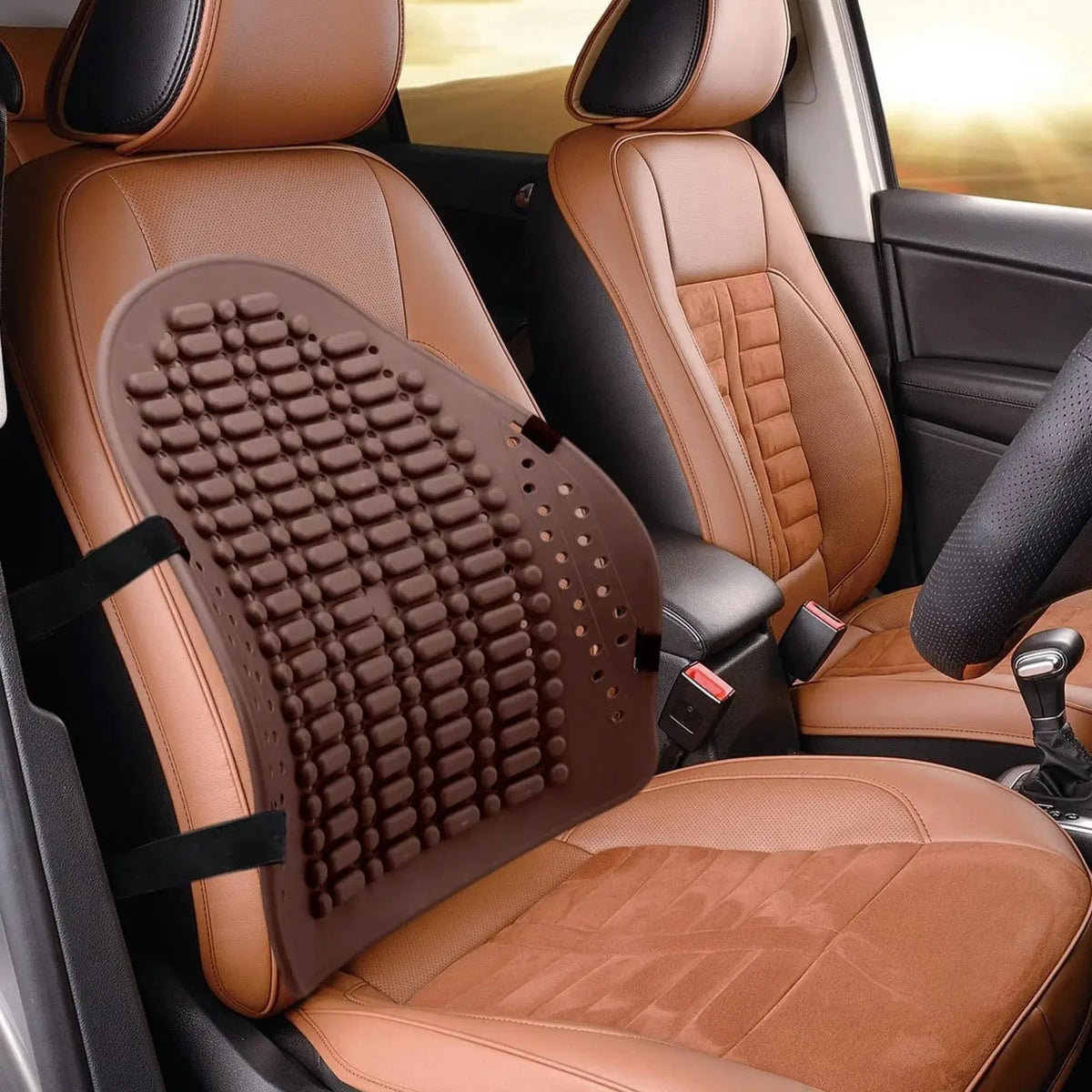 Coussin Orthopédique Dos en Plastique – coussin ergonomique marron avec texture en relief, installé sur un siège de voiture.