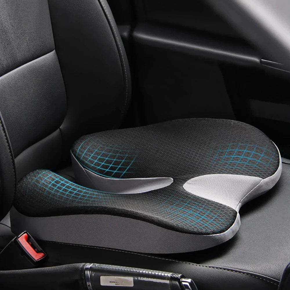 Coussin Orthopédique en Mousse à Mémoire de Forme pour Siège Automobile – vue en détail sur un siège noir, avec motif en mesh et design ergonomique