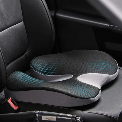 Coussin Orthopédique en Mousse à Mémoire de Forme pour Siège Automobile – vue en détail sur un siège noir, avec motif en mesh et design ergonomique