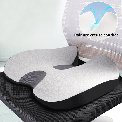 Coussin Orthopédique en Mousse à Mémoire de Forme pour Chaise ou Siège Automobile – coussin gris avec rainure courbée, posé sur un siège noir