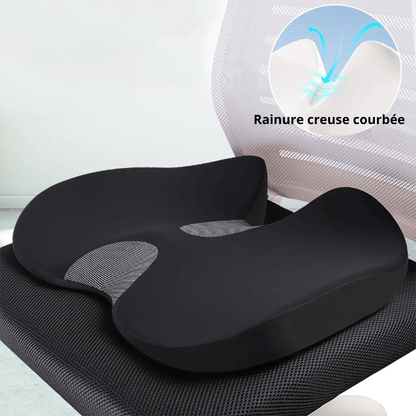Coussin Orthopédique en Mousse à Mémoire de Forme pour Chaise ou Siège Automobile – coussin noir avec rainure creuse, posé sur une chaise en mesh