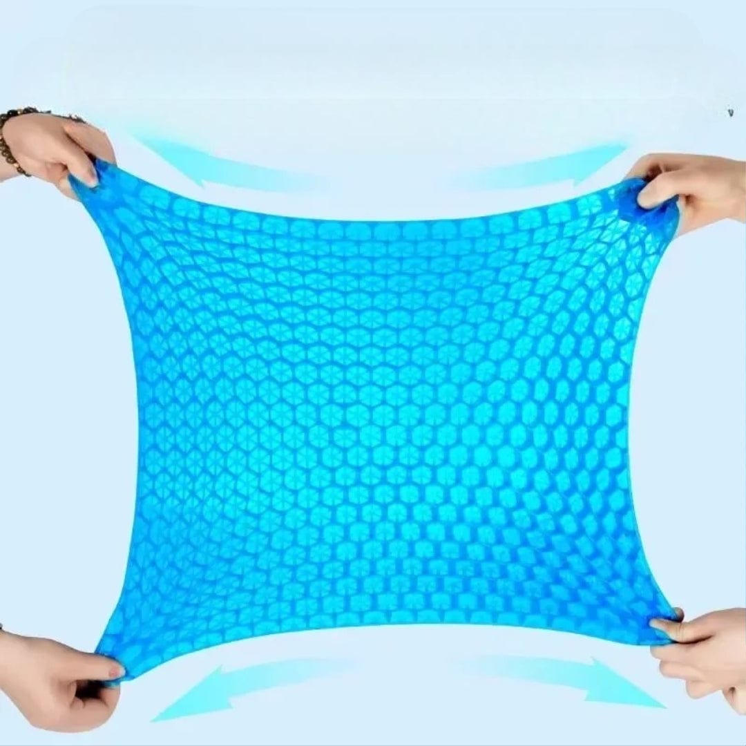 Coussin Orthopédique en Nid d’Abeille – Tissu Mesh bleu extensible avec texture alvéolée, tenu par deux mains