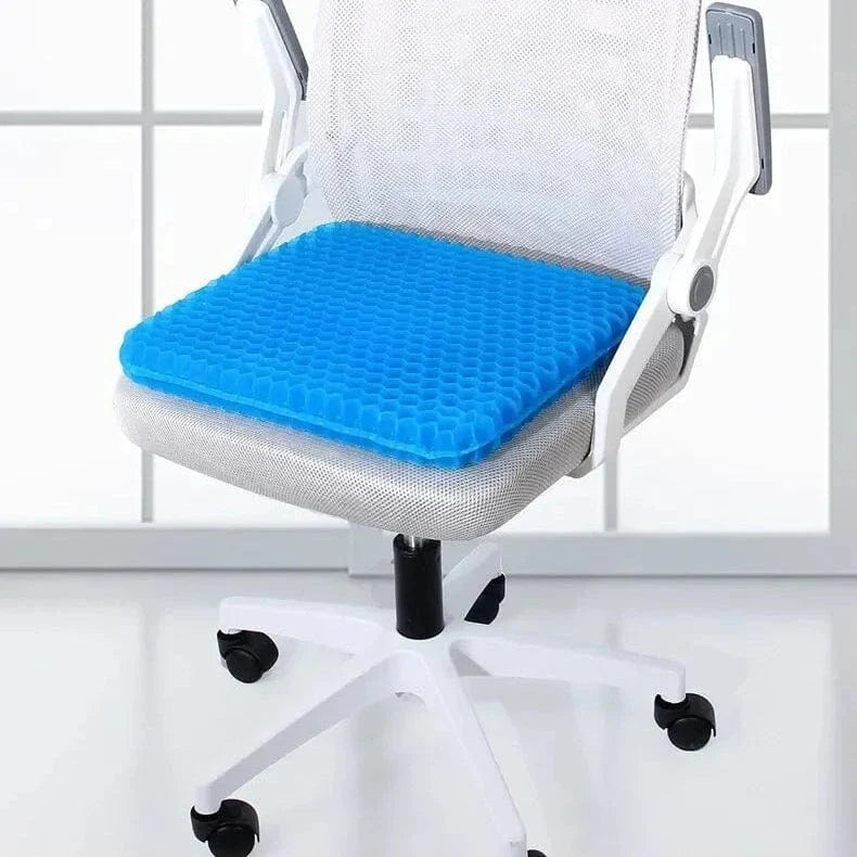 Coussin Orthopédique en Nid d’Abeille – Coussin bleu alvéolé placé sur une chaise de bureau, mettant en avant son design ergonomique