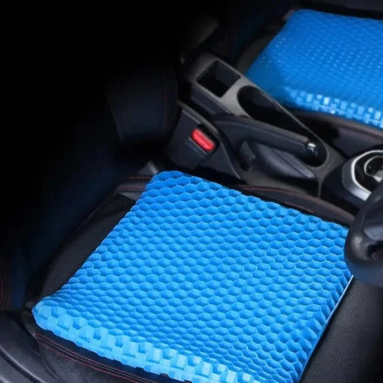 Coussin Orthopédique en Nid d’Abeille – Vue d'ensemble sur un siège de voiture, montrant le coussin bleu alvéolé en position d'utilisation