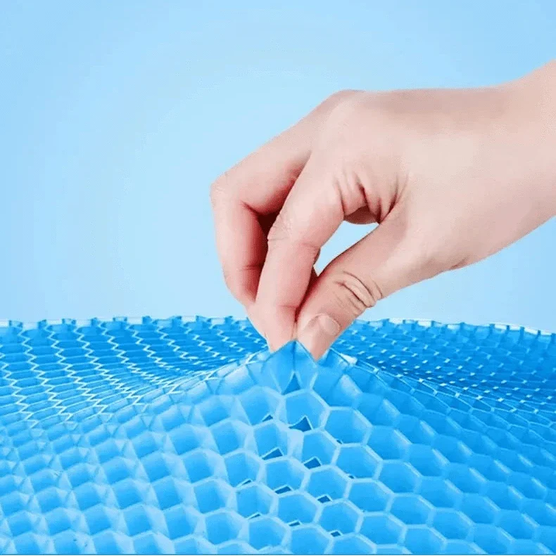 Coussin Orthopédique en Nid d’Abeille – Détail du tissu Mesh bleu avec texture alvéolée, manipulé par une main