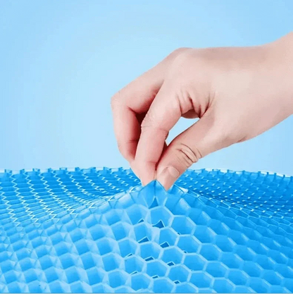 Coussin Orthopédique en Nid d’Abeille – Détail du tissu Mesh bleu avec texture alvéolée, manipulé par une main