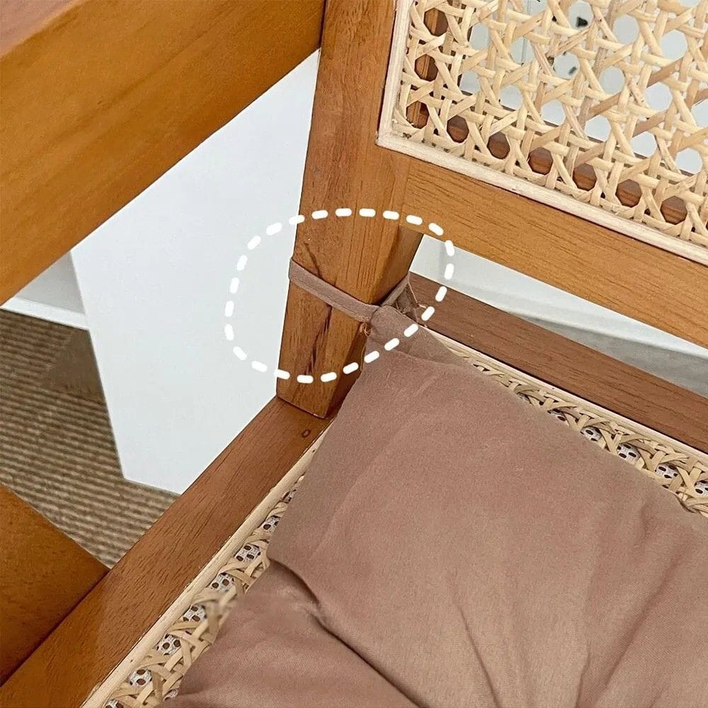 Coussin Orthopédique pour Position Assise – coussin marron fixé sur une chaise en bois avec attache visible et texture douce