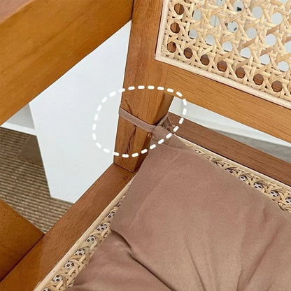 Coussin Orthopédique pour Position Assise – coussin marron fixé sur une chaise en bois avec attache visible et texture douce