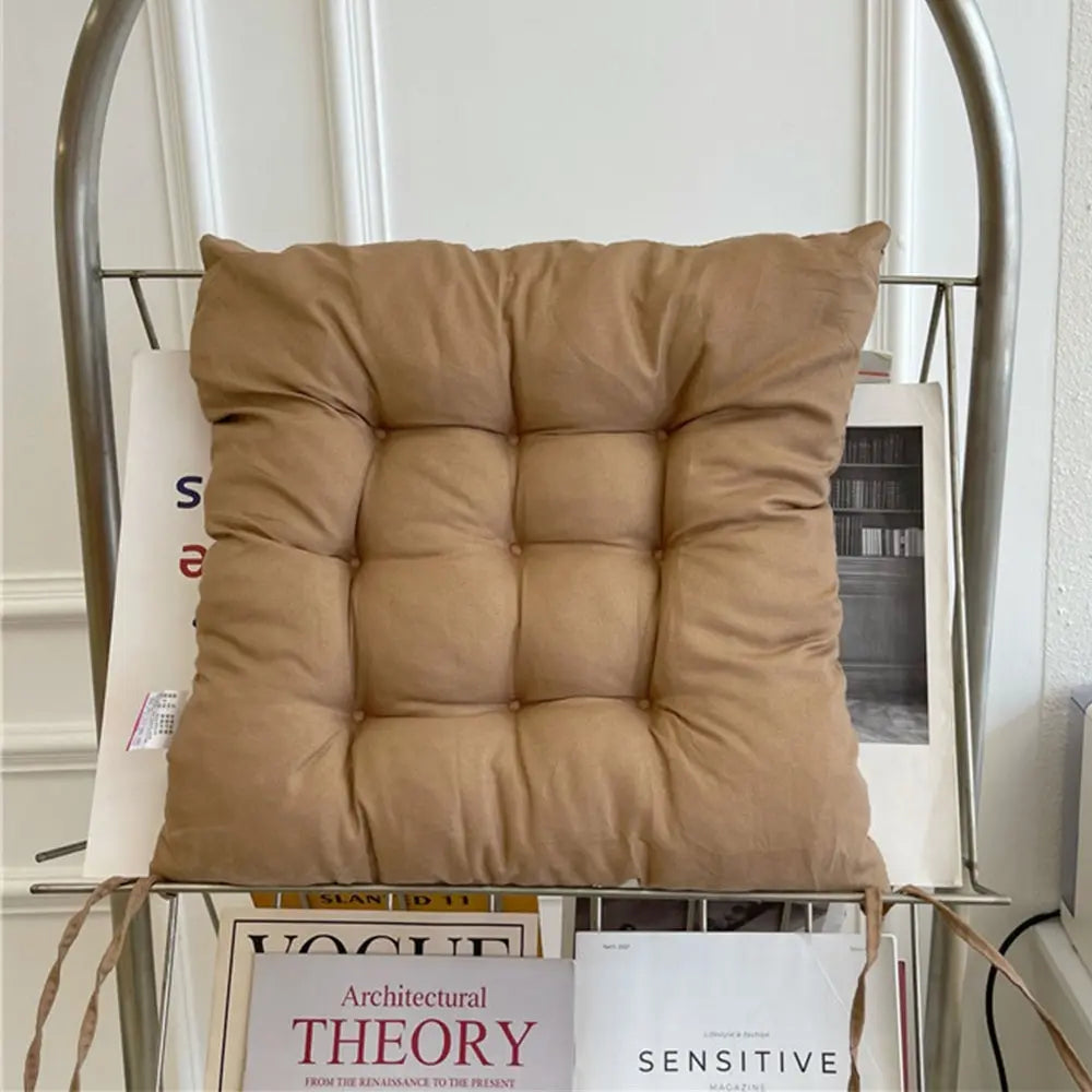 Coussin Orthopédique pour Position Assise – coussin marron avec capitons sur une chaise, texture douce et rembourrée