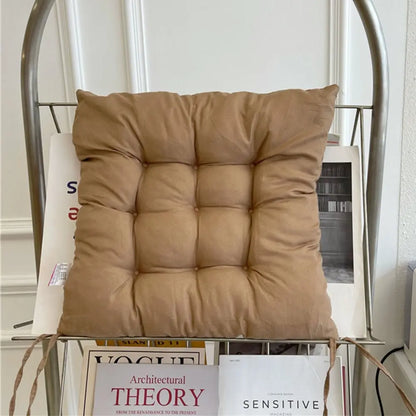 Coussin Orthopédique pour Position Assise – coussin marron avec capitons sur une chaise, texture douce et rembourrée