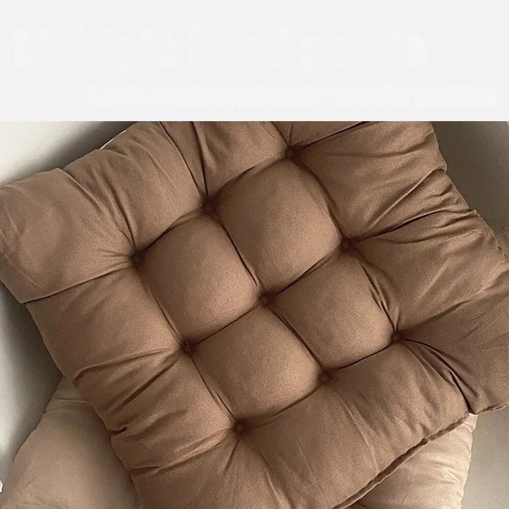 Coussin Orthopédique pour Position Assise – coussin en tissu beige avec des coutures marquées et un design rembourré