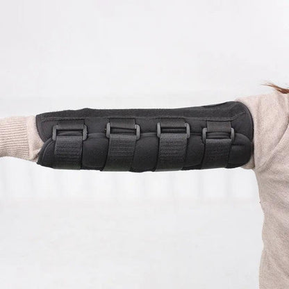 Attelle Bras Coude - Confort et Support Optimal – vue latérale montrant le design ajustable et la matière en mesh noir