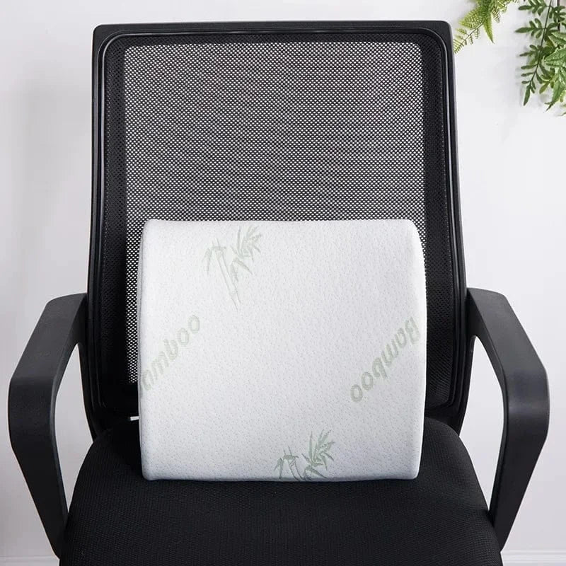 Double Coussin Orthopédique Dos, Assise Et Dossier – coussin blanc en mousse à mémoire avec motif discret sur une chaise noire, vue de face