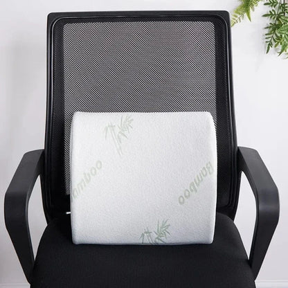 Double Coussin Orthopédique Dos, Assise Et Dossier – coussin blanc en mousse à mémoire avec motif discret sur une chaise noire, vue de face