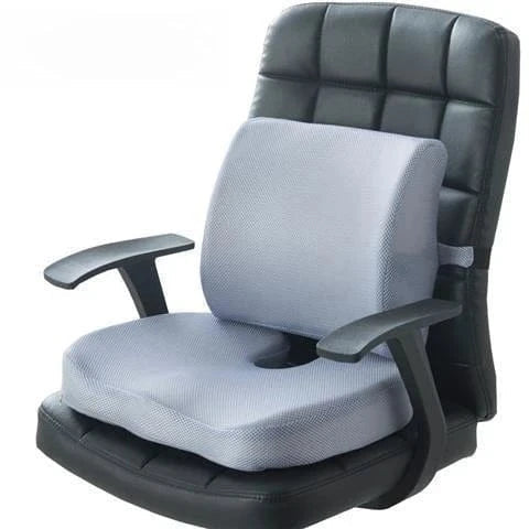 Double Coussin Orthopédique Dos, Assise Et Dossier – coussin gris en mousse à mémoire sur une chaise noire avec accoudoirs, vue de côté