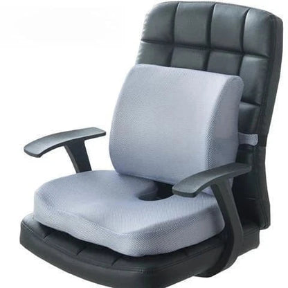 Double Coussin Orthopédique Dos, Assise Et Dossier – coussin gris en mousse à mémoire sur une chaise noire avec accoudoirs, vue de côté
