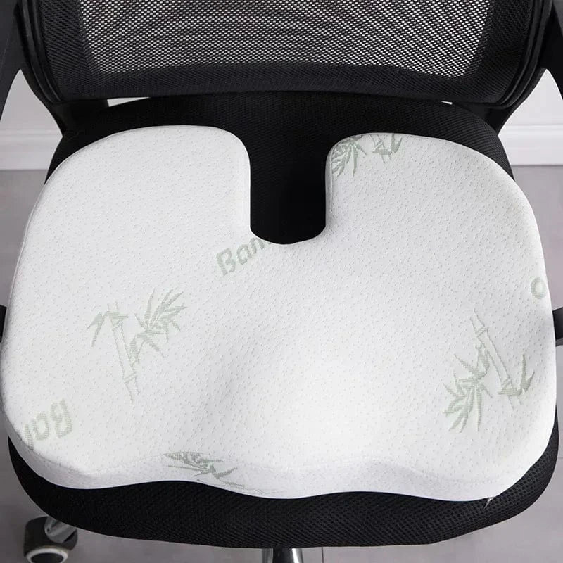 Double Coussin Orthopédique Dos, Assise Et Dossier – coussin blanc en mousse à mémoire avec découpe ergonomique sur une chaise noire