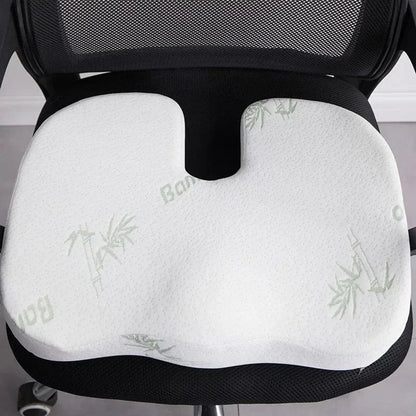 Double Coussin Orthopédique Dos, Assise Et Dossier – coussin blanc en mousse à mémoire avec découpe ergonomique sur une chaise noire