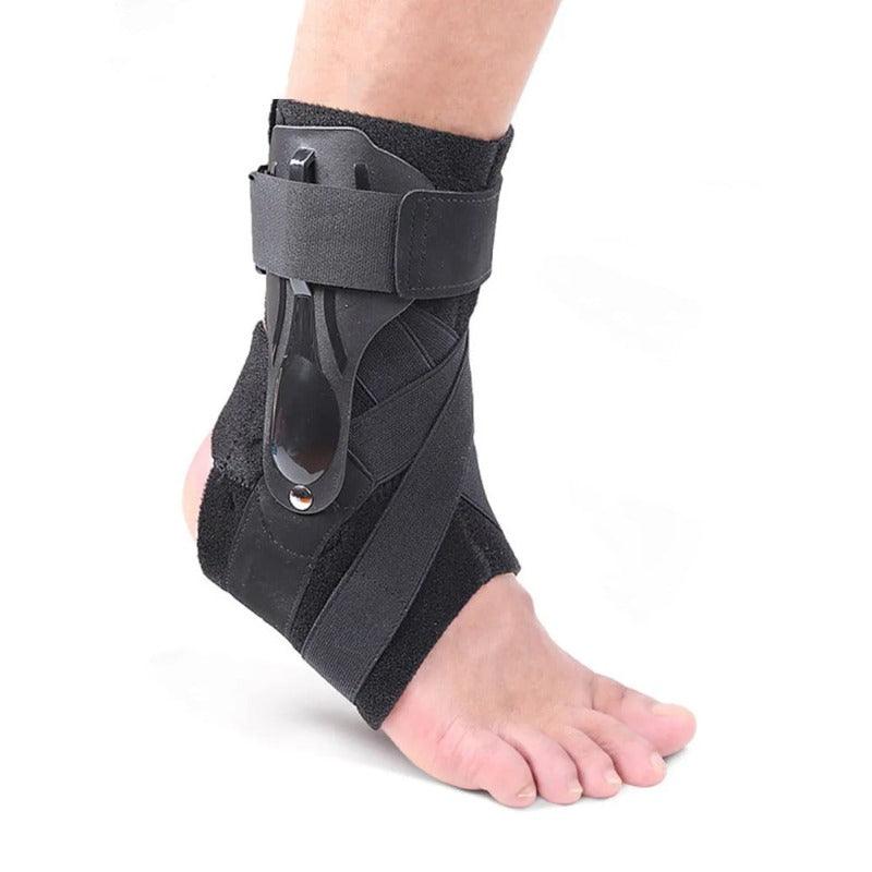 Attelle cheville rigide – vue latérale sur un pied nu, en tissu noir avec des sangles de maintien et un support rigide.