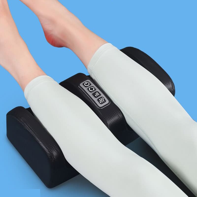 Masseur électrique Shiatsu pour les pieds - Détail des pieds reposant sur le masseur avec boutons de réglage visibles