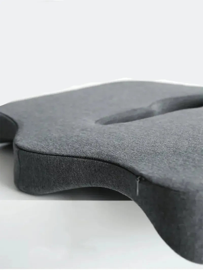 Oreiller Orthopédique pour Siège de Voiture ou de Bureau – vue rapprochée montrant la texture douce en tissu gris et la forme ergonomique