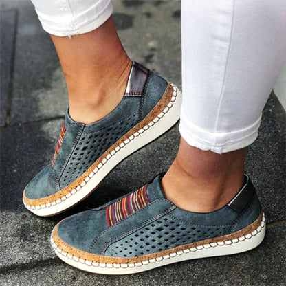 ADINA™ | Baskets orthopédiques confortables et élégantes – Baskets en cuir bleu avec perforations et détails colorés, portées avec un pantalon blanc