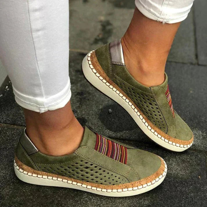ADINA™ | Baskets orthopédiques confortables et élégantes – Baskets vertes avec motifs colorés, portées avec un pantalon blanc, vue de près