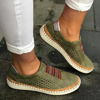 ADINA™ | Baskets orthopédiques confortables et élégantes – Baskets vertes avec motifs colorés, portées avec un pantalon blanc, vue de près