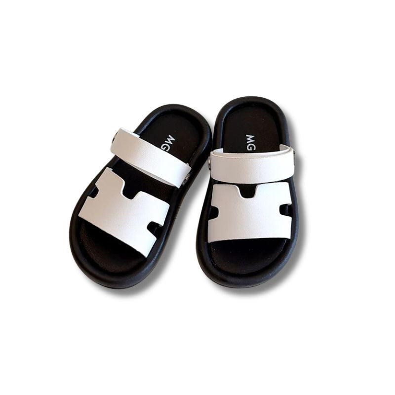 Sandales plage enfant blanches avec une semelle noire, design ergonomique et sangles larges, idéales pour les activités estivales.