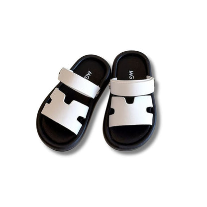 Sandales plage enfant blanches avec une semelle noire, design ergonomique et sangles larges, idéales pour les activités estivales.