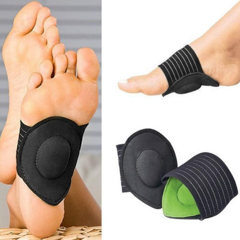 Support Aponévrosite Plantaire ConfortSole – vue de près sur le support noir avec partie verte, porté sur un pied nu sur un fond neutre