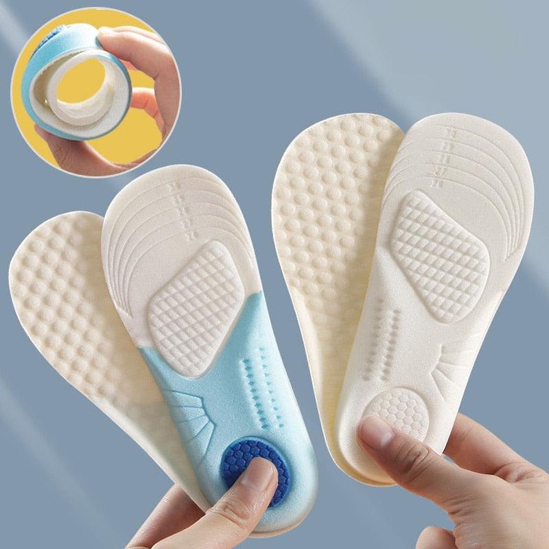 Accessoires Orthopédiques - Chloe – semelles intérieures ergonomiques blanches et bleues tenues par une main, montrant leur texture et design